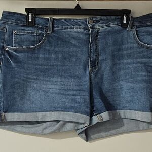 20 Womens Time & Tru Mid Rise Denim Shorts + Medium Wash